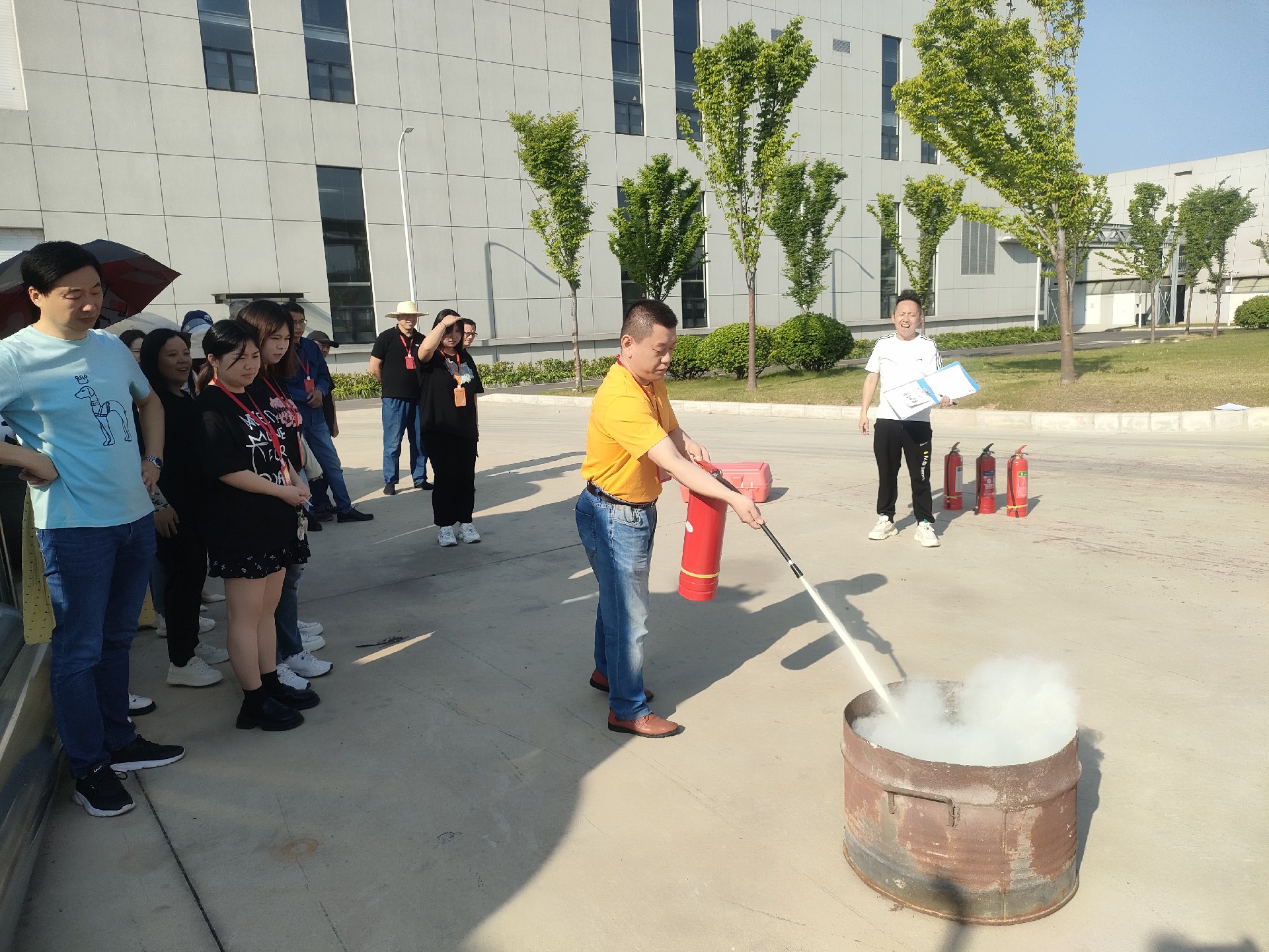 學(xué)習(xí)使用消防器材.jpg