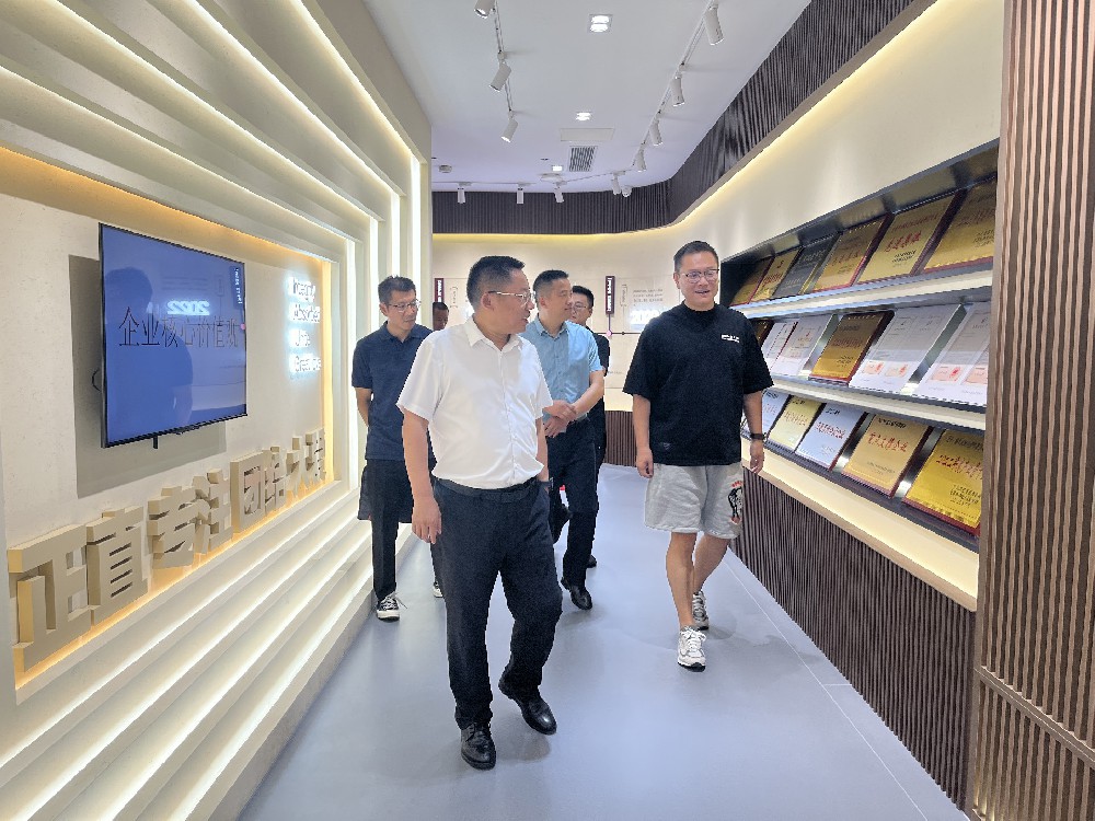 宜昌市生態(tài)環(huán)境局黨組書記、局長高杰一行到公司調(diào)研